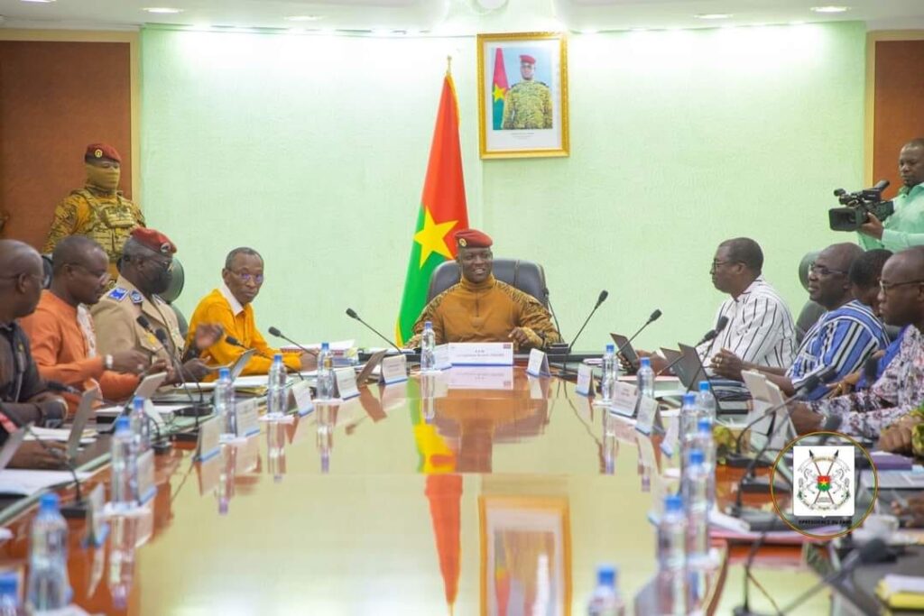 Burkina Faso Nouveau Gouvernement Des Figures Cl S Reconduites Des Visages Nouveaux Pour